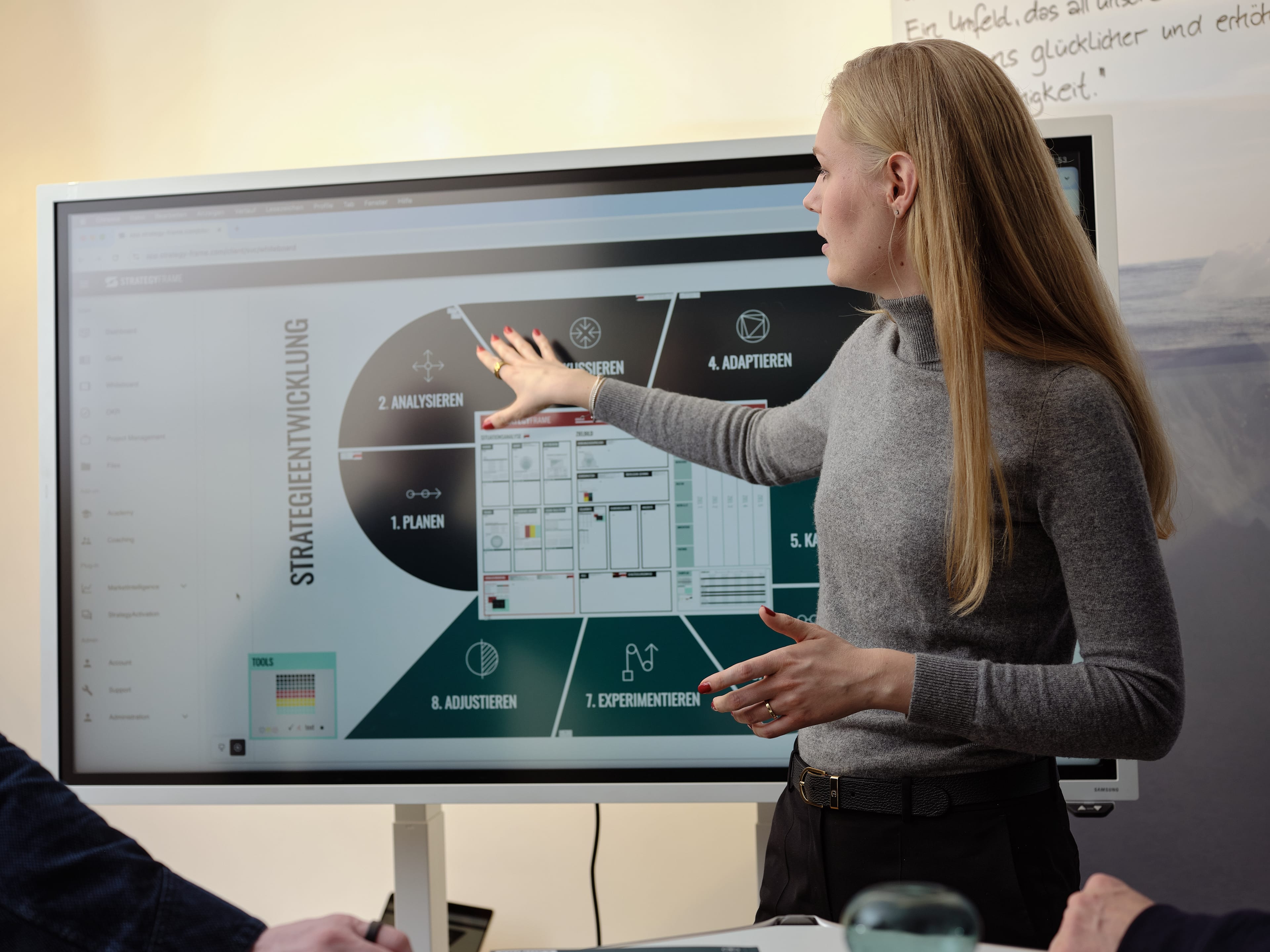 Alexandra Schneider am Smartboard-2.jpg
